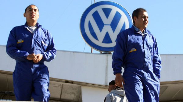 Trabajadores de VW Puebla rechazan acuerdo salarial.