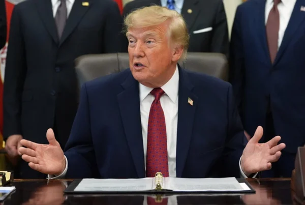 Trump vuelve a exigir la salida de Powell de la Fed.