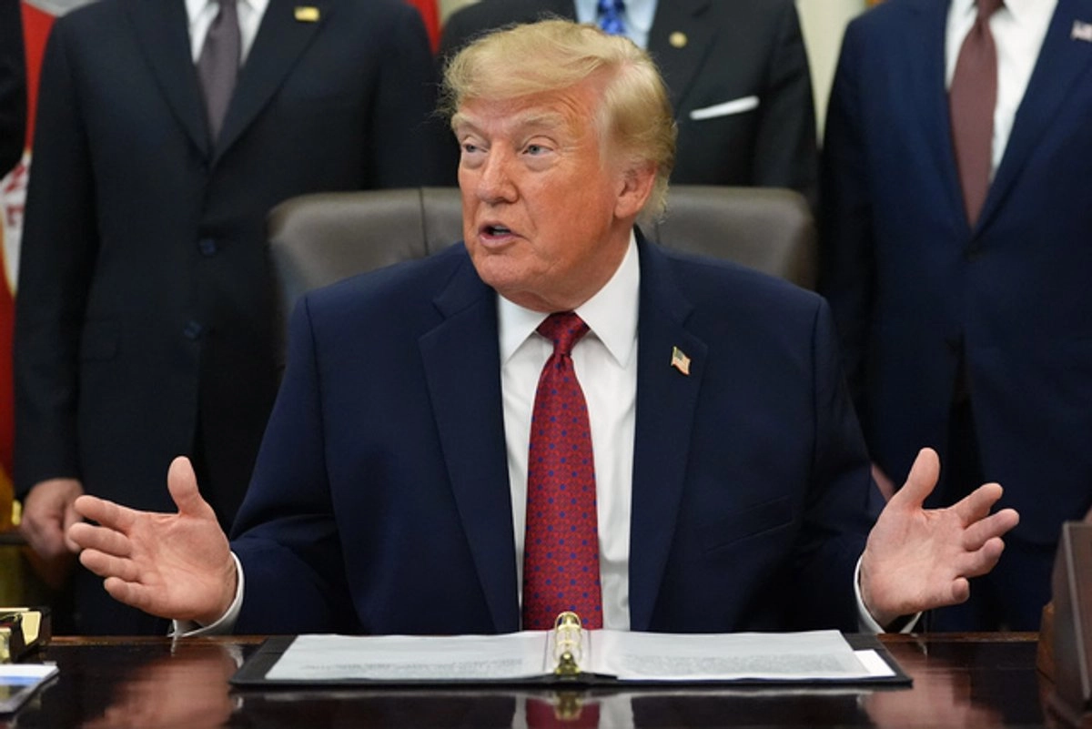 Trump vuelve a exigir la salida de Powell de la Fed.