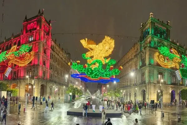 Se ilumina el Zócalo de la CDMX para festejos por la Independencia de México.