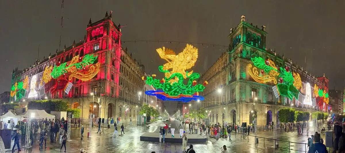Se ilumina el Zócalo de la CDMX para festejos por la Independencia de México.