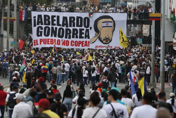 Colombianos se manifiestan contra el gobierno de Abelardo de la Espriella.