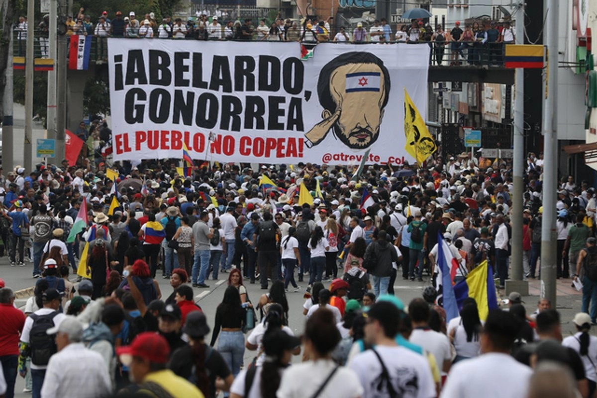 Colombianos se manifiestan contra el gobierno de Abelardo de la Espriella.