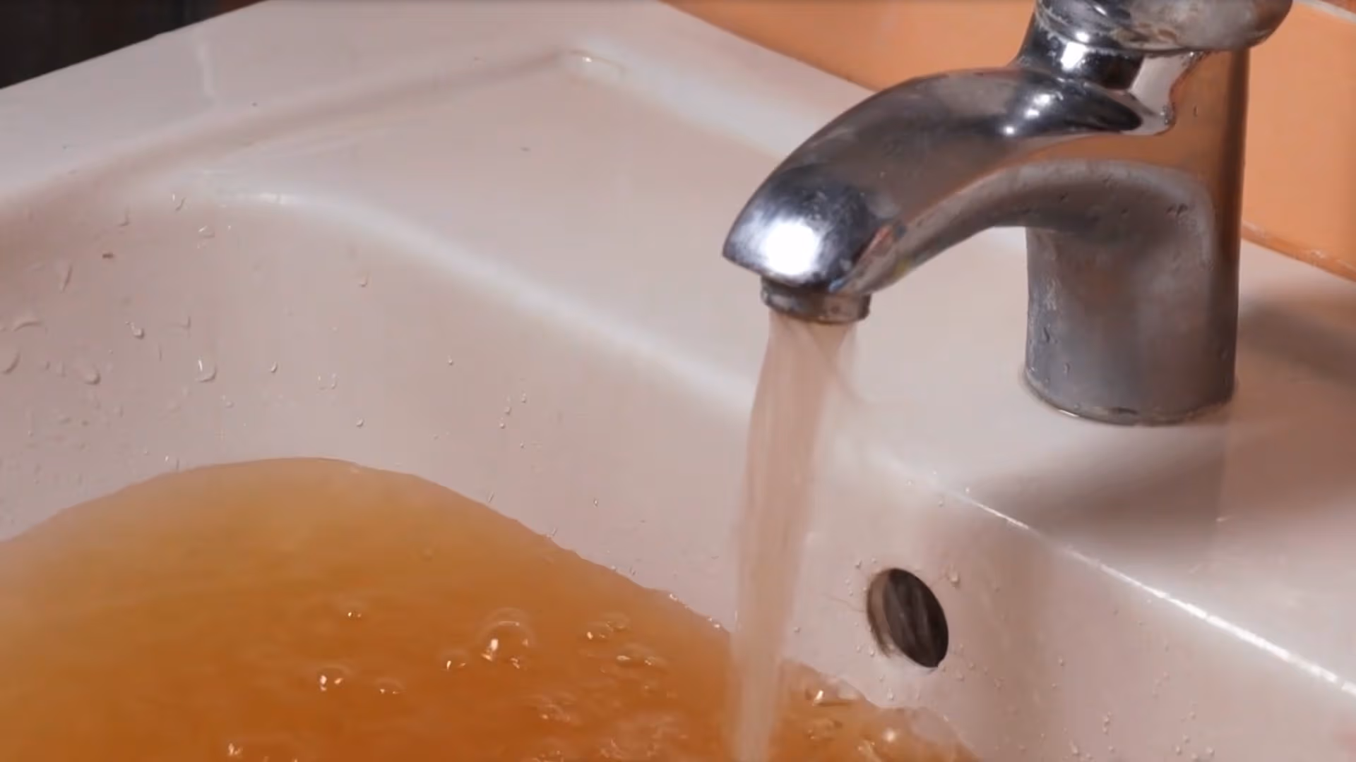 Zona Metropolitana de Guadalajara enfrenta crisis por agua sucia, ante descuido del gobierno estatal.