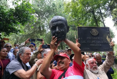 Provoca reacciones y debate político decapitación de estatua de Felipe Calderón.