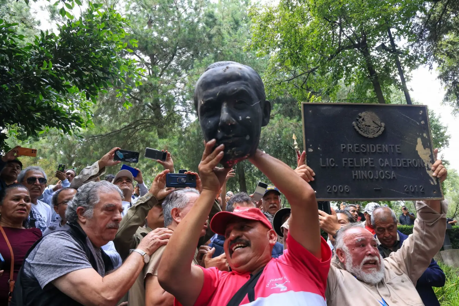 Provoca reacciones y debate político decapitación de estatua de Felipe Calderón.
