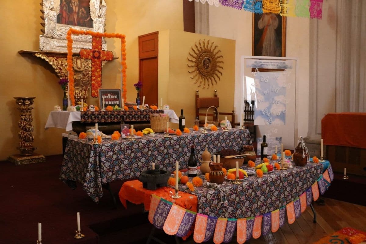 Catedral Metropolitana se prepara para el Día de Muertos en la CDMX.
