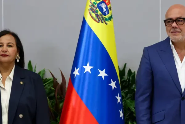 Delcy Rodríguez recibe a la oposición en Venezuela, pero no fija fecha de elecciones.