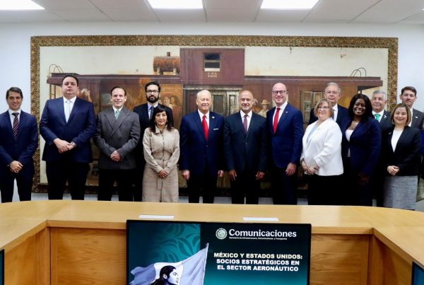 Embajador Johnson se reúne con la SICT.
