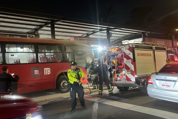 Se incendia unidad del Metrobús L5 en estación Escuadrón 201.