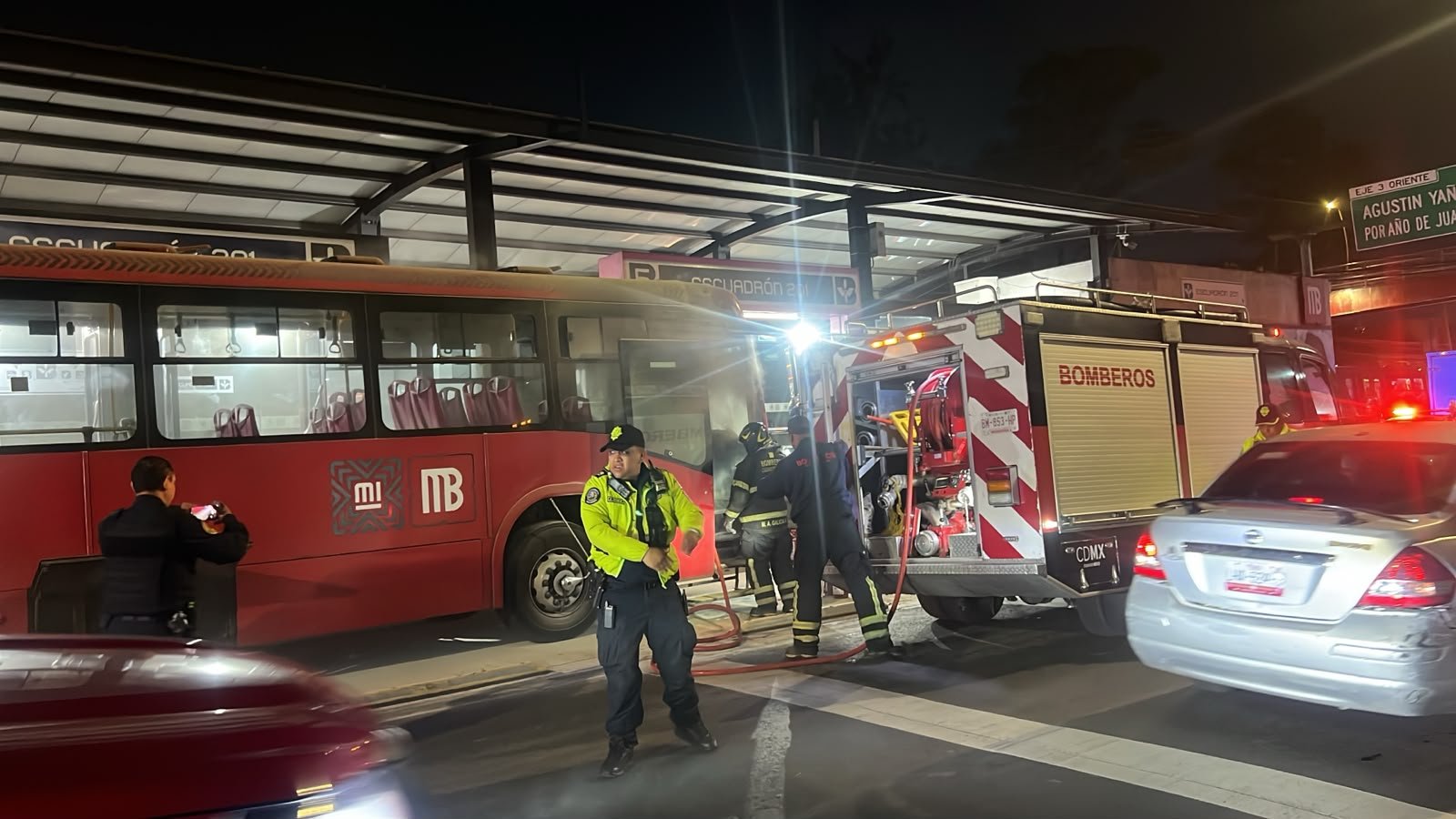 Se incendia unidad del Metrobús L5 en estación Escuadrón 201.