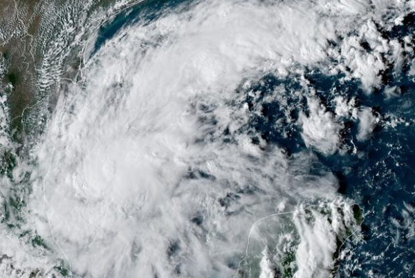 Isaías se convierte en huracán categoría 1 en el Golfo de México.