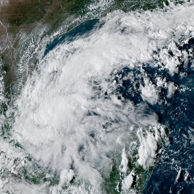 Isaías se convierte en huracán categoría 1 en el Golfo de México.