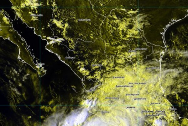 Huracán Simón se intensifica a categoría 3 en el Pacífico Mexicano.