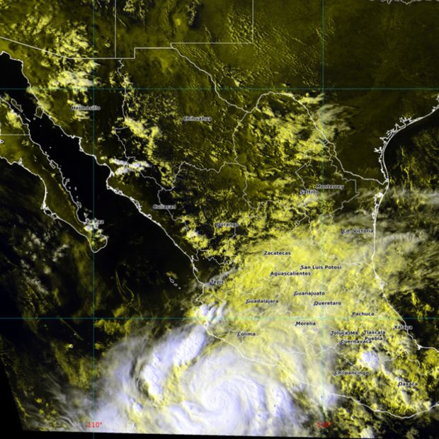Huracán Simón se intensifica a categoría 3 en el Pacífico Mexicano.