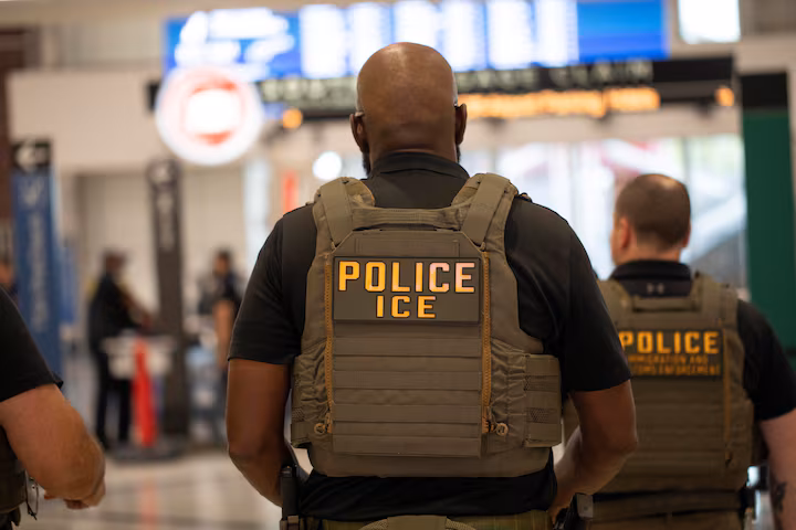 FBI investiga artefacto explosivo en oficinas del ICE en Atlanta.