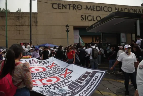 Sindicalizados del IMSS se movilizan en la Ciudad de México.