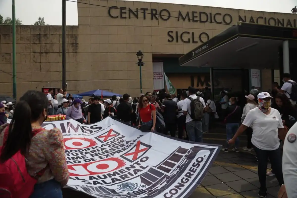 Sindicalizados del IMSS se movilizan en la Ciudad de México.