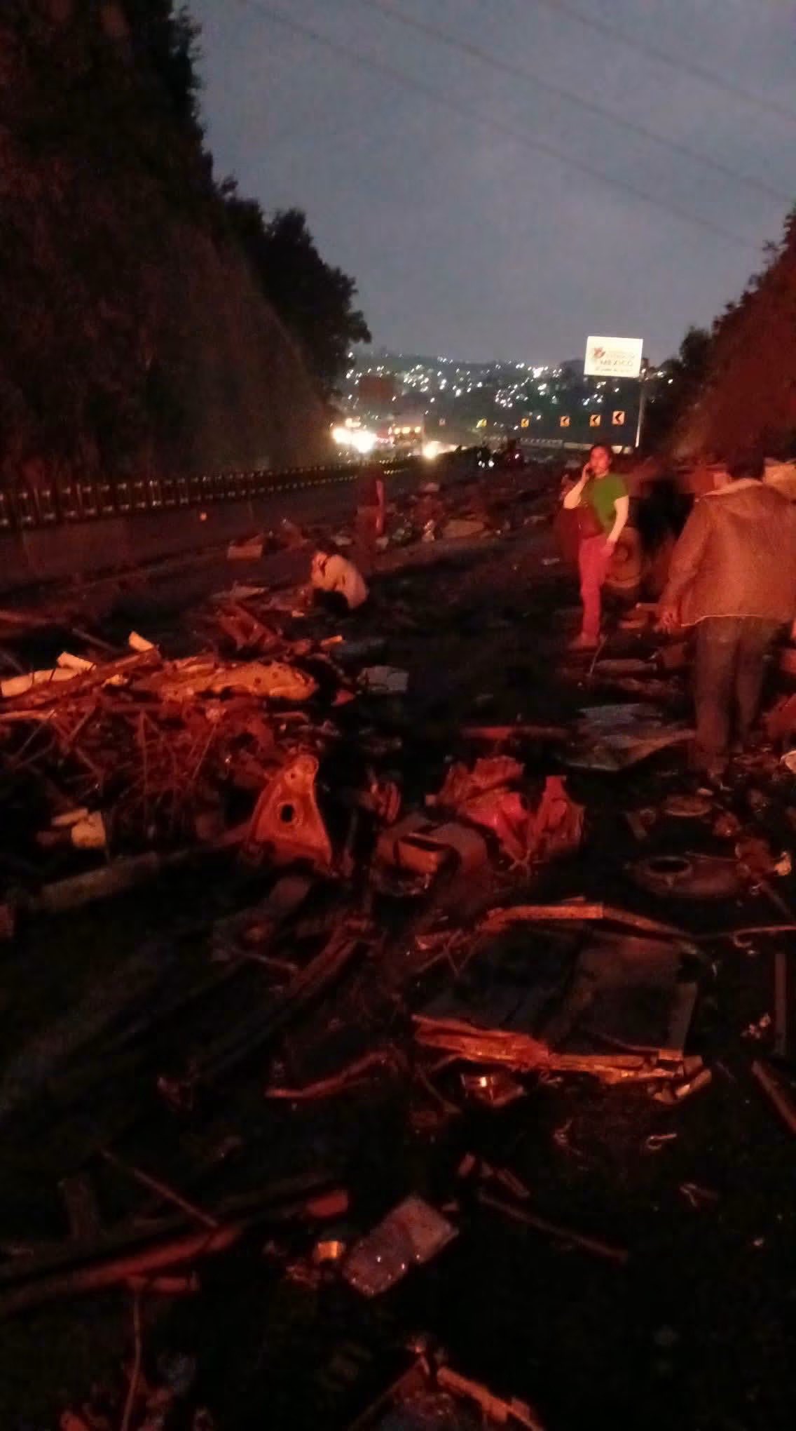 2 muertos deja incendio de tráiler en la Naucalpan-Toluca.