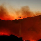 Incendio devora 100 acres y obliga evacuaciones en Malibu.