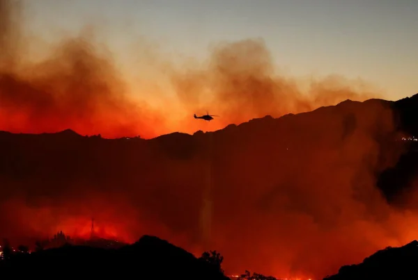 Incendio devora 100 acres y obliga evacuaciones en Malibu.