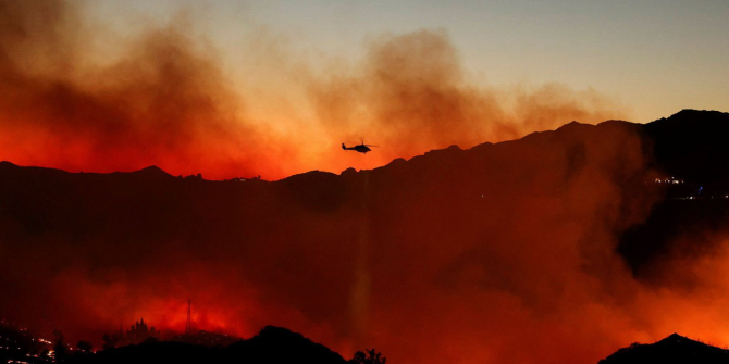 Incendio devora 100 acres y obliga evacuaciones en Malibu.