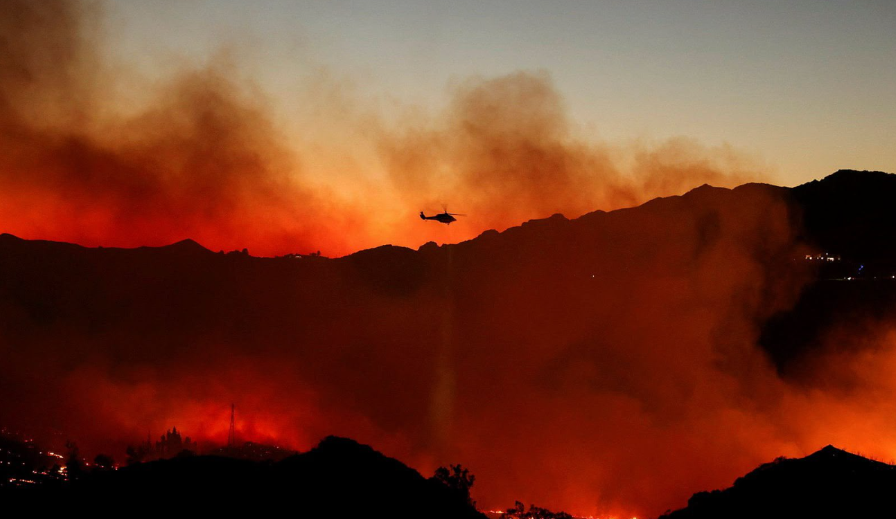 Incendio devora 100 acres y obliga evacuaciones en Malibu.
