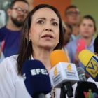 María Corina Machado dice que EU la excluye de transición en Venezuela.