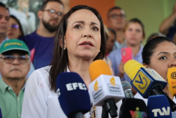 María Corina Machado dice que EU la excluye de transición en Venezuela.