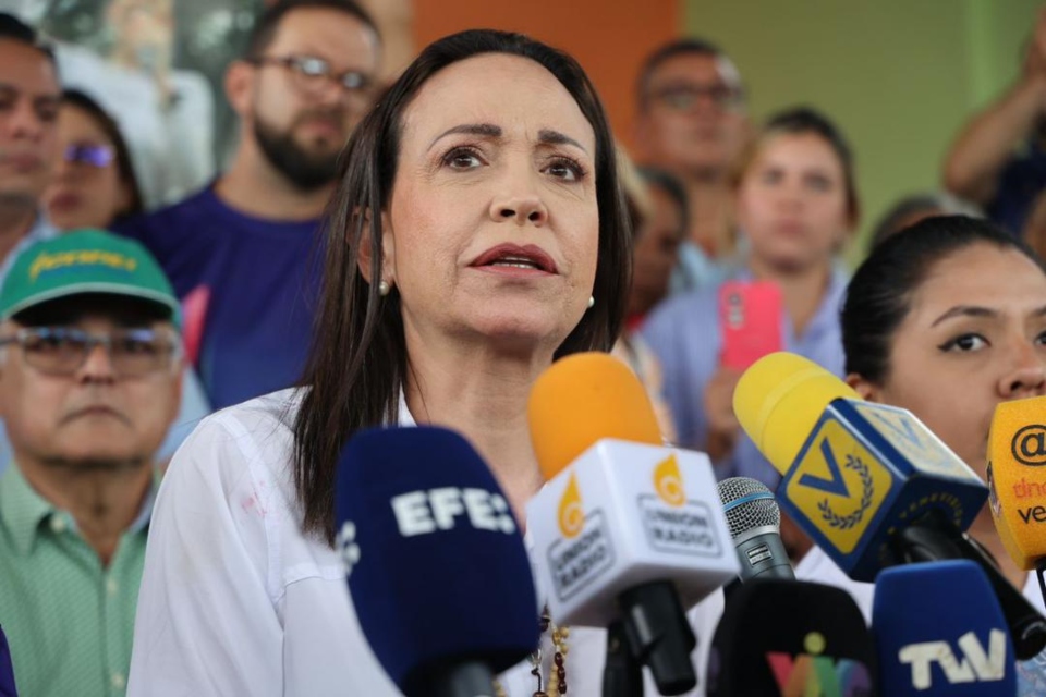 María Corina Machado dice que EU la excluye de transición en Venezuela.