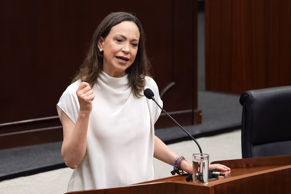María Corina Machado exige elecciones en Venezuela para el 2027.