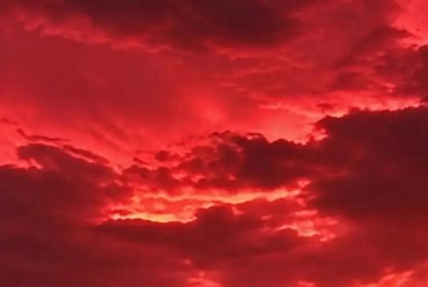 El cielo de India se tornó de un rojo sangre inusual.