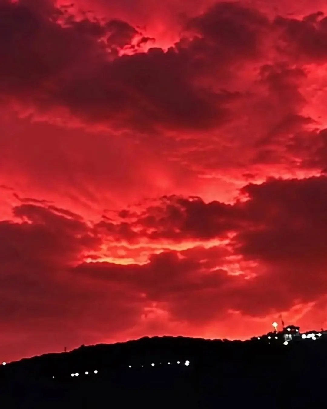 El cielo de India se tornó de un rojo sangre inusual.