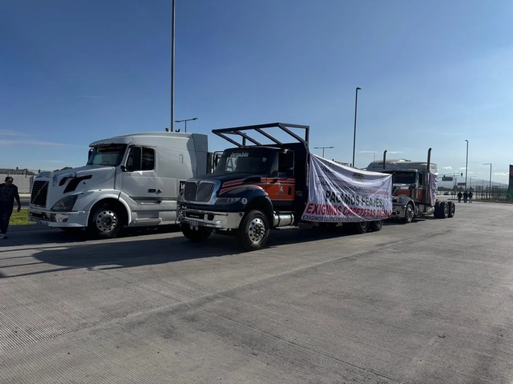 Transportistas mantienen paro pese a diálogo abierto con el Gobierno.