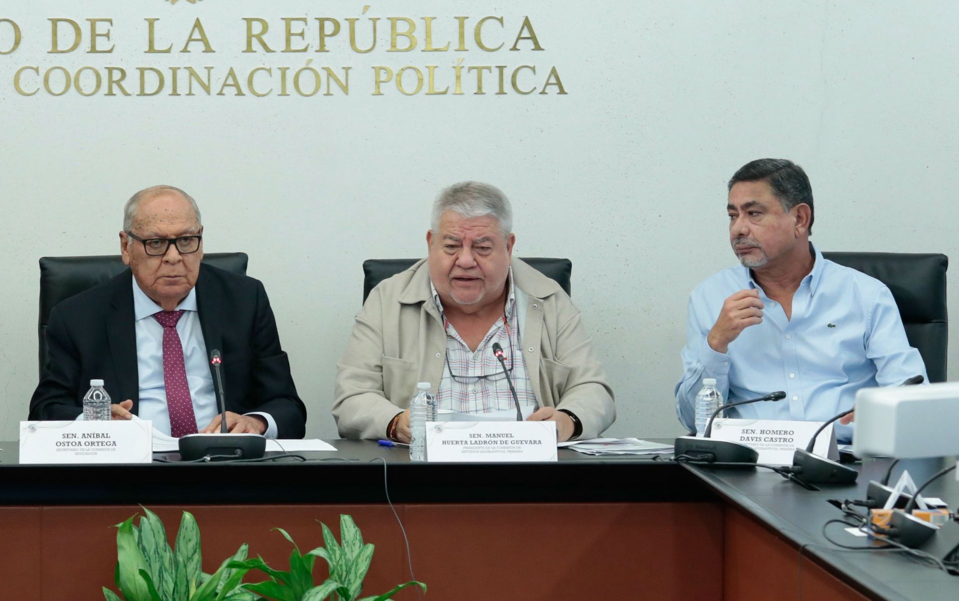 Senado avala restricción de dispositivos en todo el sistema escolar.