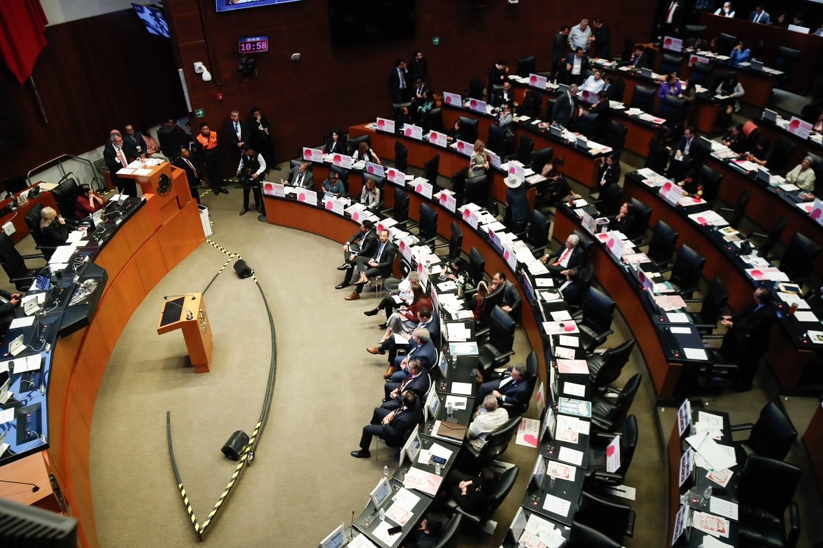 Senado aprueba reforma para proteger datos de menores en internet.