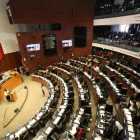 Senado avala Ley de Ingresos con excepciones para gasolineras y automotrices.