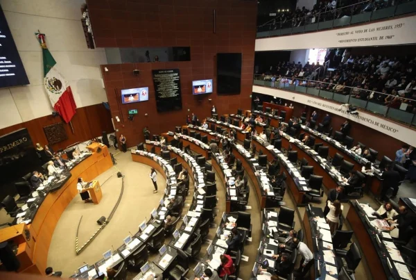 Senado avala Ley de Ingresos con excepciones para gasolineras y automotrices.
