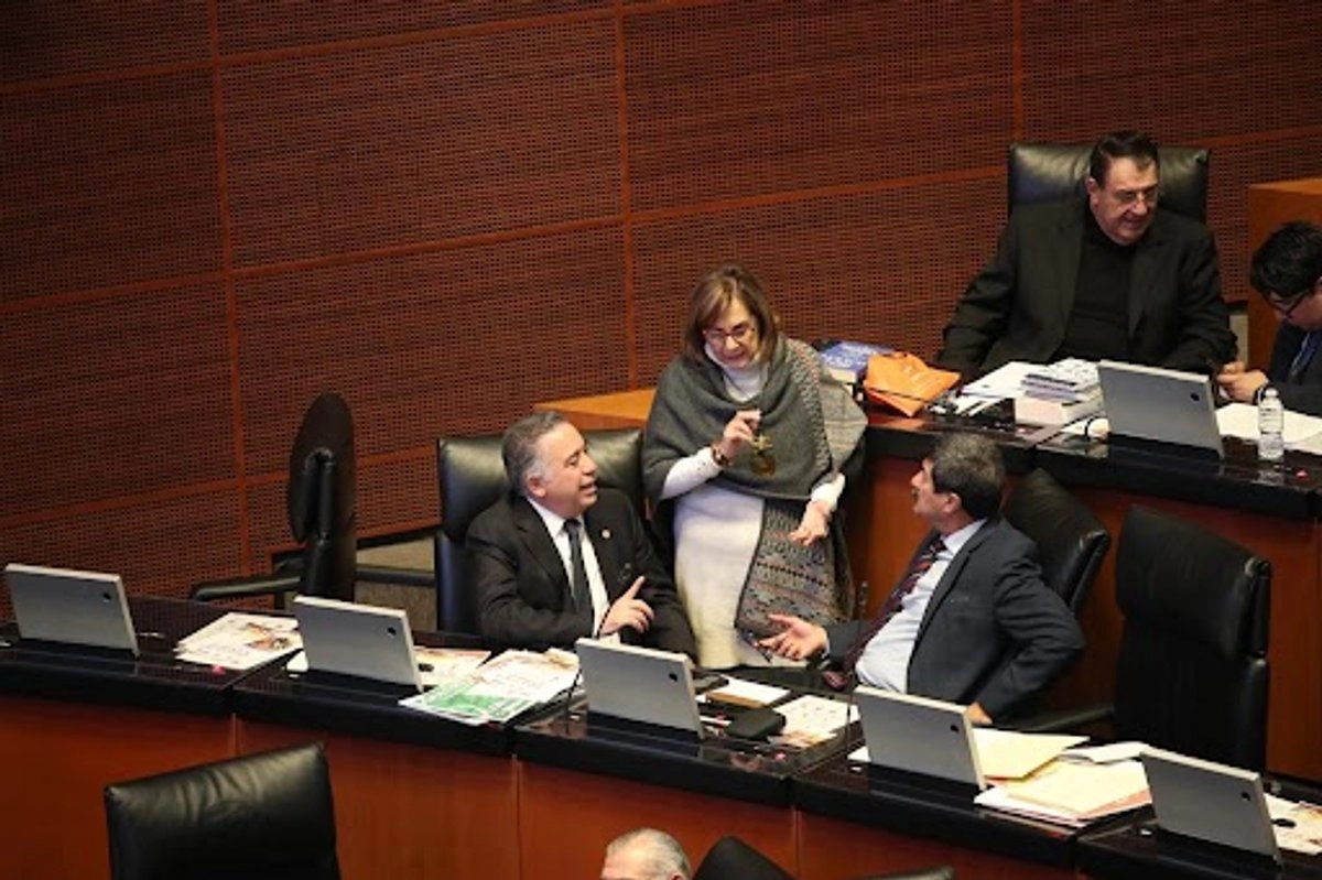 Oposición en el Senado pide que Consejo del INE revise puestos de alto mando.
