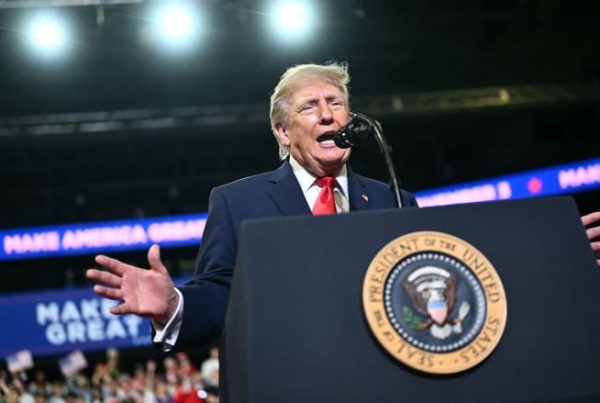 Trump niega que Rusia y China estén apoyando a Irán.