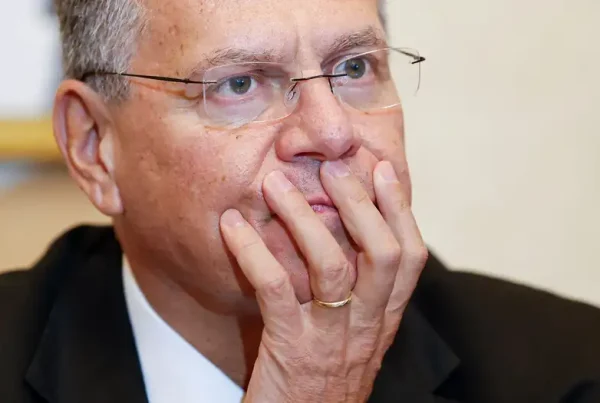 Comisario europeo de Comercio pide resultados para reducir déficit comercial con China.