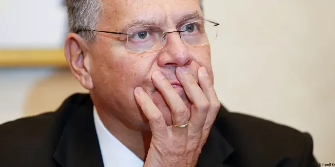 Comisario europeo de Comercio pide resultados para reducir déficit comercial con China.