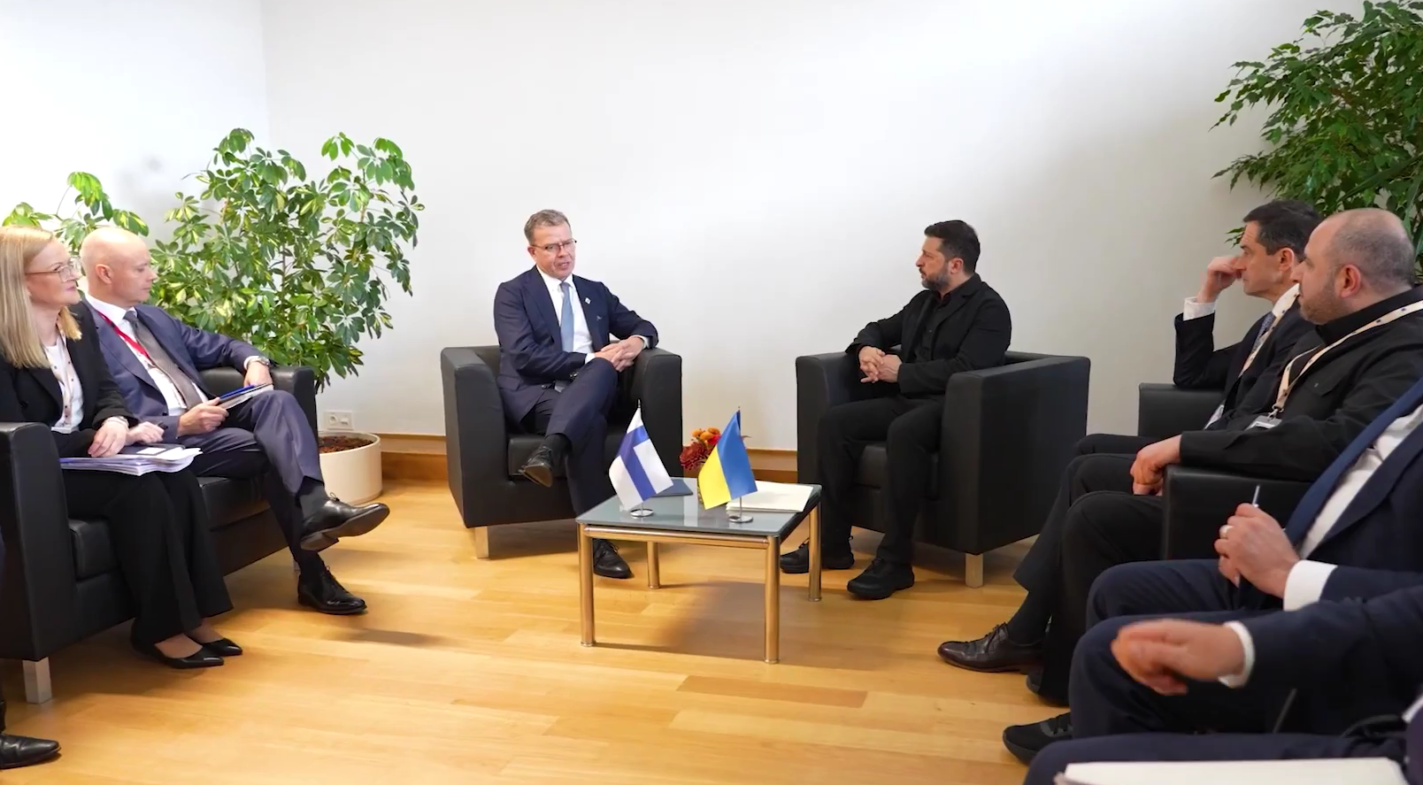 Durante reunión con su homólogo de Finlandia, Zelenski pide más apoyo para Ucrania frente a Rusia.